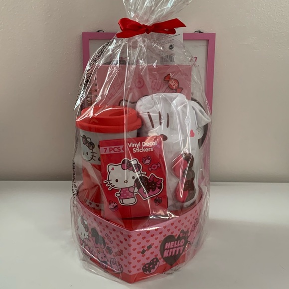 Valentine's Day Hello Kitty Gift Set. Brand New. - Picture 1 of 8